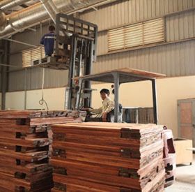 Bật mí cách để tự sơn gỗ pallet tại nhà đẹp như thợ chuyên nghiệp