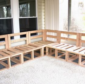 Ghế sofa pallet sử dụng các tấm gỗ pallet để đóng cực đơn giản